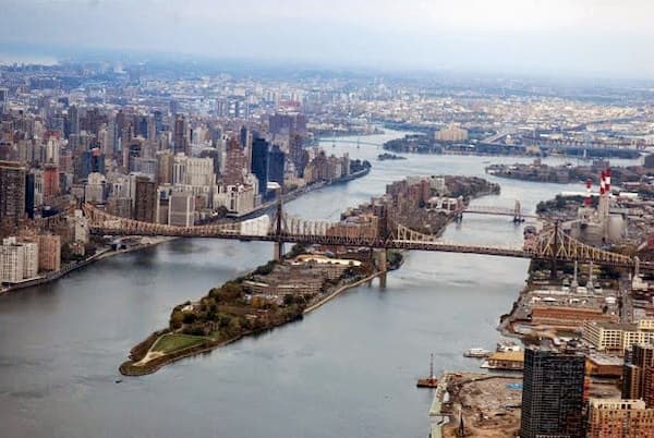 Estampa neoyorkina con Roosevelt Island