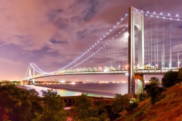 Vista nocturna puente Verrazano Bridge Maraton Nueva York
