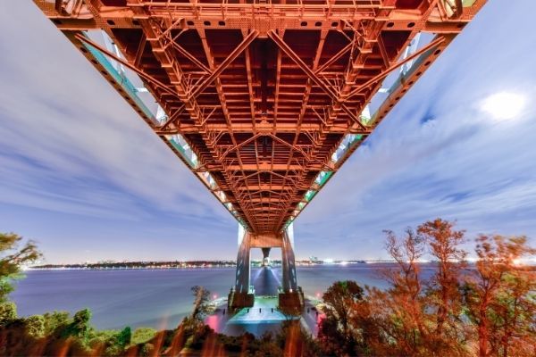 Atracciones cercanas al puente Vista del puente desde abajo