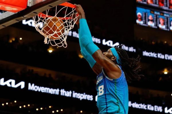 Jugada partido Hornets