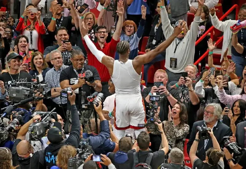 Celebración de jugador NBA con público tras victoria en partido