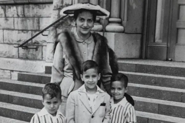 El papa León XIV (a la izquierda), su madre y hermanos en Chicago