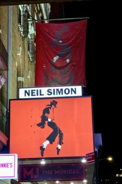 Vista del exterior del Neil Simon Theatre MJ The Musical en Broadway