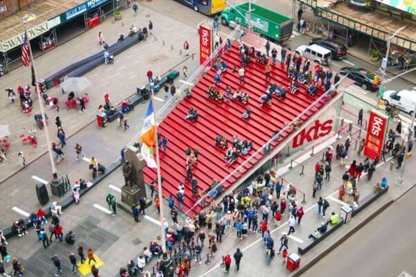 Cola de personas frente a la taquilla TKTS en Times Square para entradas de Broadway con descuento